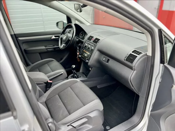 Volkswagen Touran 1,6 TDi NAVI / kamera / ALU - foto 19