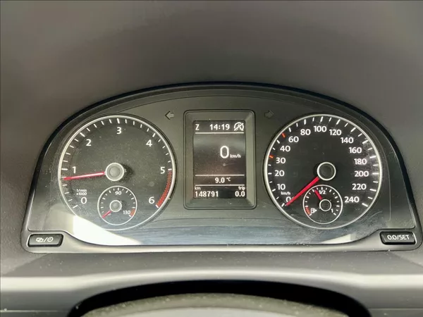 Volkswagen Touran 1,6 TDi NAVI / kamera / ALU - foto 21