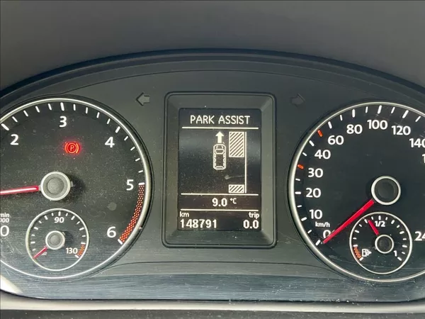 Volkswagen Touran 1,6 TDi NAVI / kamera / ALU - foto 23