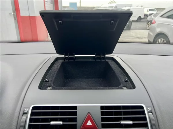 Volkswagen Touran 1,6 TDi NAVI / kamera / ALU - foto 28