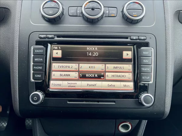 Volkswagen Touran 1,6 TDi NAVI / kamera / ALU - foto 29