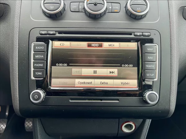 Volkswagen Touran 1,6 TDi NAVI / kamera / ALU - foto 30
