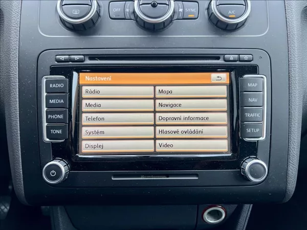 Volkswagen Touran 1,6 TDi NAVI / kamera / ALU - foto 32