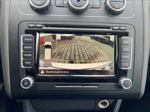 Volkswagen Touran 1,6 TDi NAVI / kamera / ALU - foto 33
