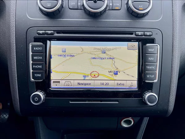 Volkswagen Touran 1,6 TDi NAVI / kamera / ALU - foto 34