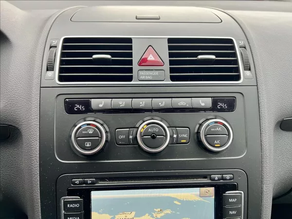 Volkswagen Touran 1,6 TDi NAVI / kamera / ALU - foto 35