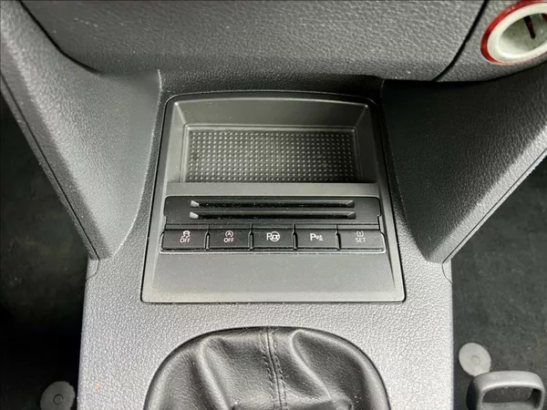 Volkswagen Touran 1,6 TDi NAVI / kamera / ALU - foto 36