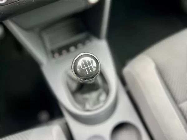 Volkswagen Touran 1,6 TDi NAVI / kamera / ALU - foto 37