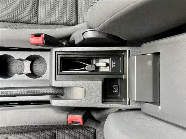Volkswagen Touran 1,6 TDi NAVI / kamera / ALU - foto 38