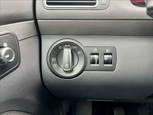 Volkswagen Touran 1,6 TDi NAVI / kamera / ALU - foto 39