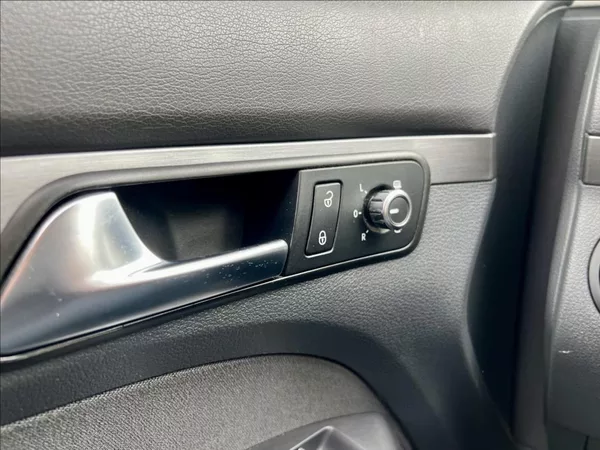 Volkswagen Touran 1,6 TDi NAVI / kamera / ALU - foto 40
