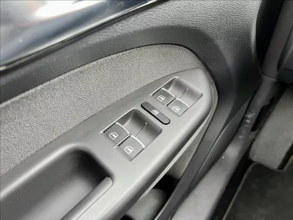 Volkswagen Touran 1,6 TDi NAVI / kamera / ALU - foto 41
