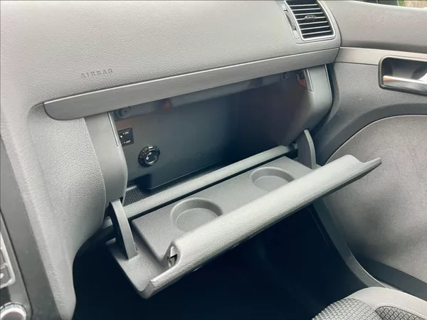 Volkswagen Touran 1,6 TDi NAVI / kamera / ALU - foto 42