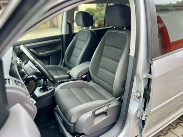 Volkswagen Touran 1,6 TDi NAVI / kamera / ALU - foto 9