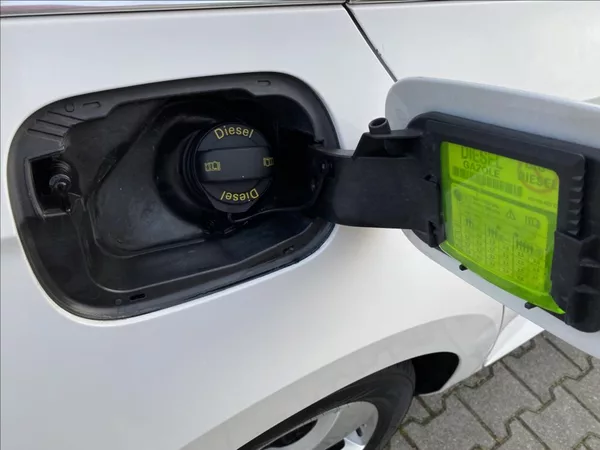 Škoda Superb 2,0 TDI Ambition / NAVI - foto 18