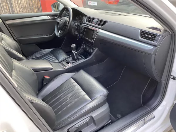 Škoda Superb 2,0 TDI Ambition / NAVI - foto 23