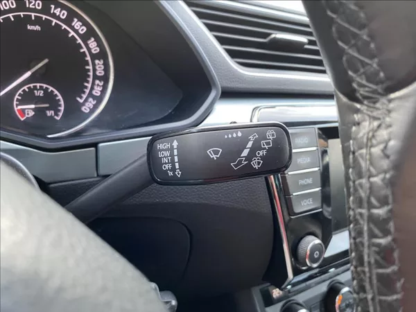 Škoda Superb 2,0 TDI Ambition / NAVI - foto 27