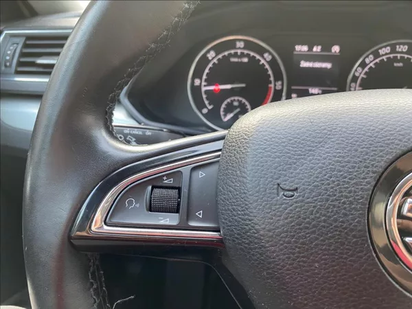 Škoda Superb 2,0 TDI Ambition / NAVI - foto 28