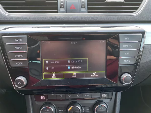 Škoda Superb 2,0 TDI Ambition / NAVI - foto 32