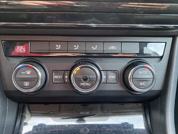 Škoda Superb 2,0 TDI Ambition / NAVI - foto 33