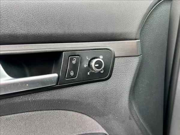 Volkswagen Touran 1,6 TDi / KLIMA / 7MÍST / DSG - foto 37