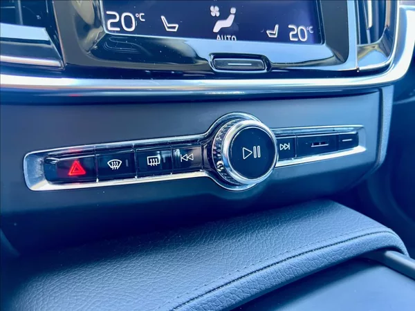 Volvo V90 2,0 T4 Drive-E R-Design Auto - foto 39