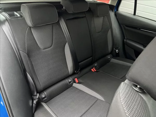 Škoda Octavia 2,0 TDI 85kW Ambition Combi - foto 19