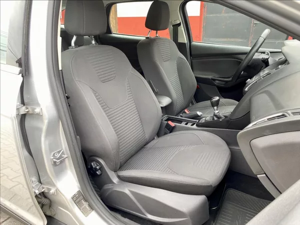 Ford Focus 1,5 TDCi NAVI VÝHŘEV - foto 18