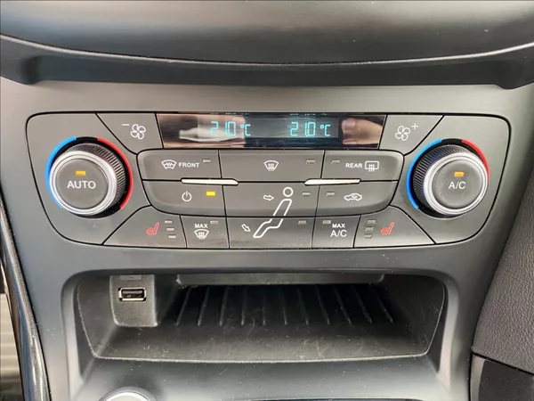 Ford Focus 1,5 TDCi NAVI VÝHŘEV - foto 33