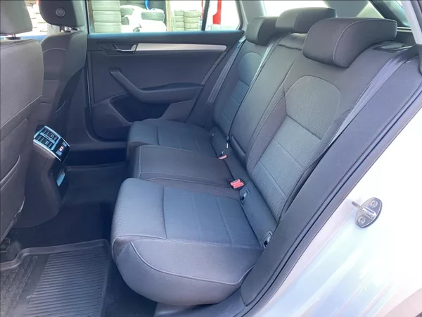 Škoda Superb 2,0 TDi Executive / DSG / NAV - foto 14