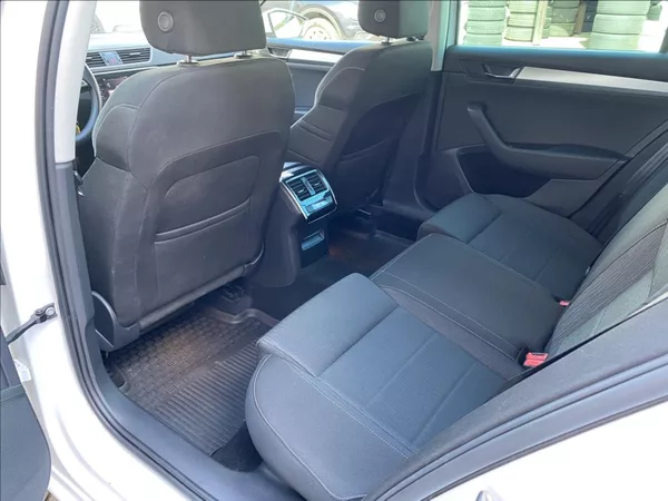 Škoda Superb 2,0 TDi Executive / DSG / NAV - foto 15