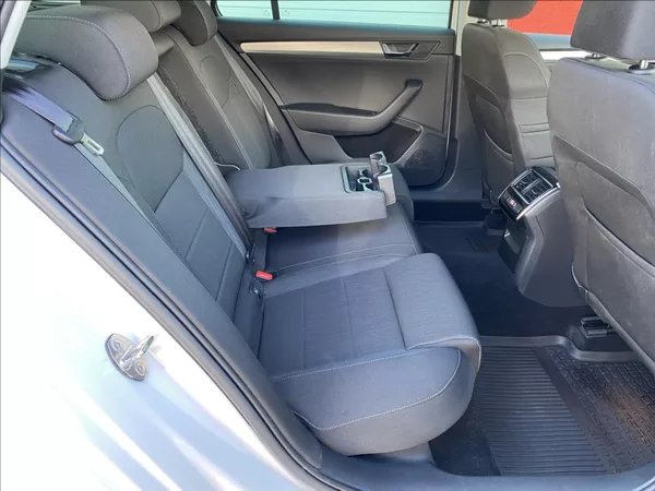 Škoda Superb 2,0 TDi Executive / DSG / NAV - foto 19