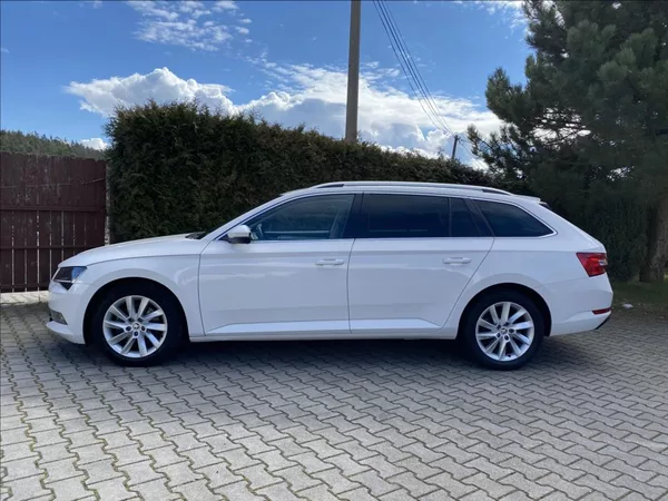 Škoda Superb 2,0 TDi Executive / DSG / NAV - foto 2