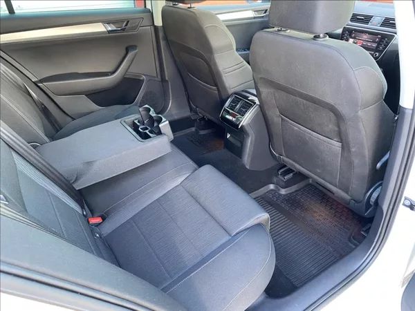 Škoda Superb 2,0 TDi Executive / DSG / NAV - foto 20