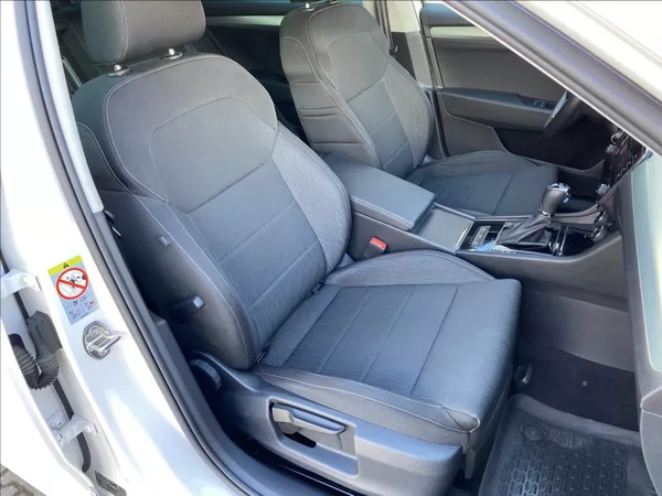 Škoda Superb 2,0 TDi Executive / DSG / NAV - foto 21