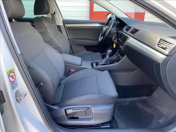 Škoda Superb 2,0 TDi Executive / DSG / NAV - foto 22