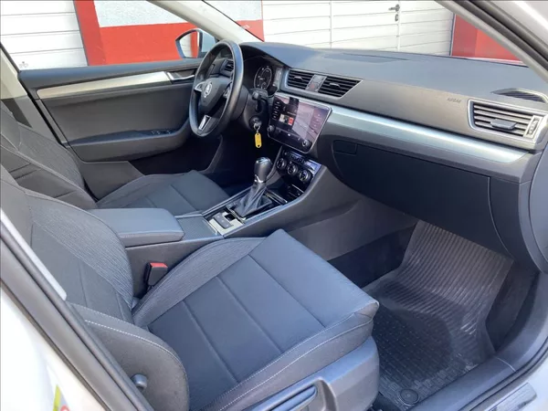 Škoda Superb 2,0 TDi Executive / DSG / NAV - foto 23