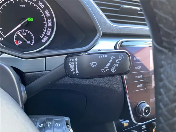 Škoda Superb 2,0 TDi Executive / DSG / NAV - foto 26