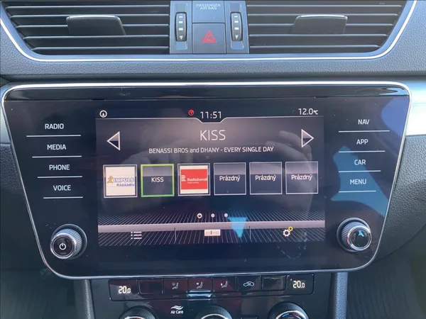 Škoda Superb 2,0 TDi Executive / DSG / NAV - foto 27
