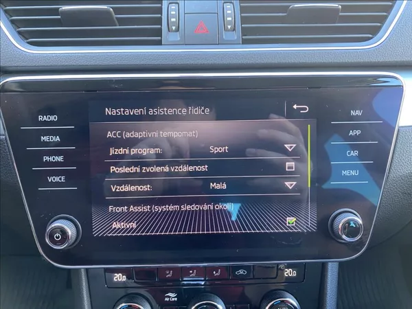 Škoda Superb 2,0 TDi Executive / DSG / NAV - foto 29