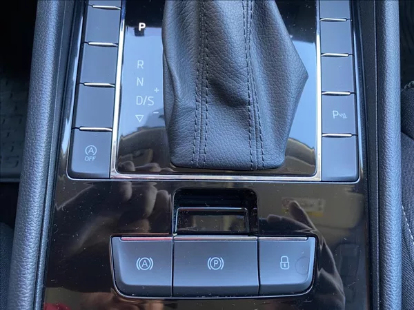 Škoda Superb 2,0 TDi Executive / DSG / NAV - foto 31