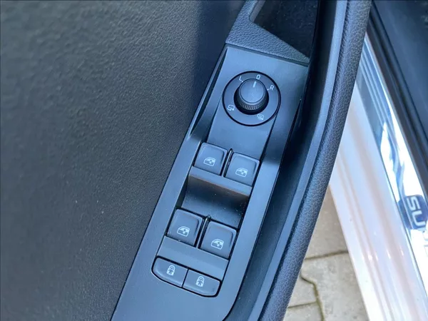 Škoda Superb 2,0 TDi Executive / DSG / NAV - foto 35