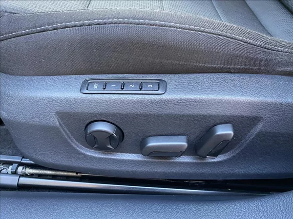 Škoda Superb 2,0 TDi Executive / DSG / NAV - foto 36