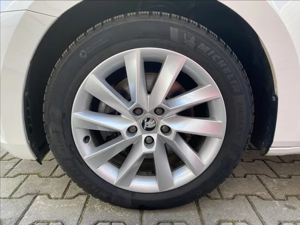 Škoda Superb 2,0 TDi Executive / DSG / NAV - foto 37