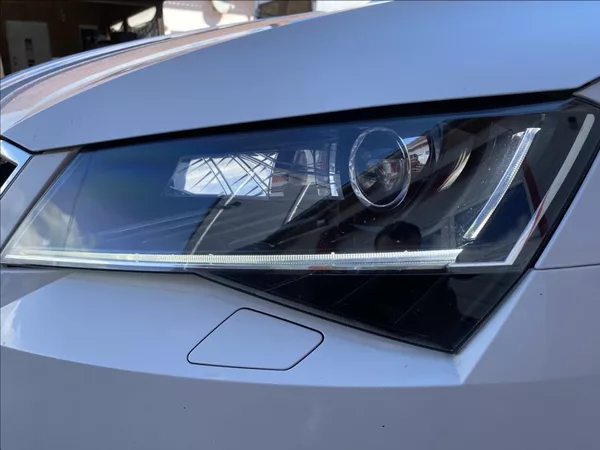 Škoda Superb 2,0 TDi Executive / DSG / NAV - foto 38