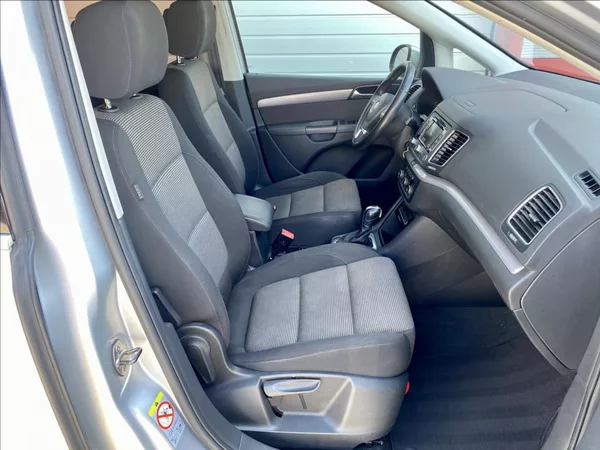 Volkswagen Sharan 2,0 TDI 103kW / DSG / VÝHŘEV - foto 19