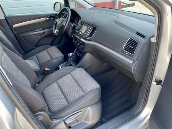 Volkswagen Sharan 2,0 TDI 103kW / DSG / VÝHŘEV - foto 20