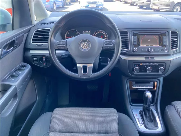 Volkswagen Sharan 2,0 TDI 103kW / DSG / VÝHŘEV - foto 21