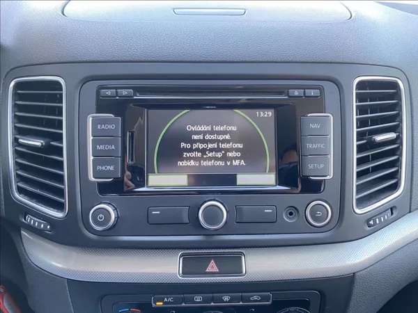 Volkswagen Sharan 2,0 TDI 103kW / DSG / VÝHŘEV - foto 28