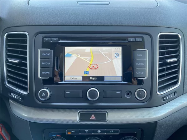 Volkswagen Sharan 2,0 TDI 103kW / DSG / VÝHŘEV - foto 29